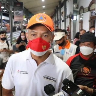 Gubernur Jateng Ganjar Pranowo memberi keterangan kepada wartawan saat berada di Stasiun Tawang