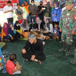 Gubernur Jawa Tengah, Ganjar Pranowo, mengunjungi dan bercengkerama dengan anak-anak dan warga Dukuh Ngelo, Desa Karangrowo, Kecamatan Undaan, Kabupaten Kudus, di balai desa tempat pengungsian akibat banjir, Kamis (12/1/2023)
