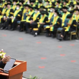 Gubernur Jawa Tengah, Ganjar Pranowo memberikan orasi ilmiah Dies Natalis di hadapan 1.204 wisudawan Universitas Prof. Dr. Moestopo (Beragama) di Gedung Jakarta Convention Center (JCC), Kamis (19/1/2023)