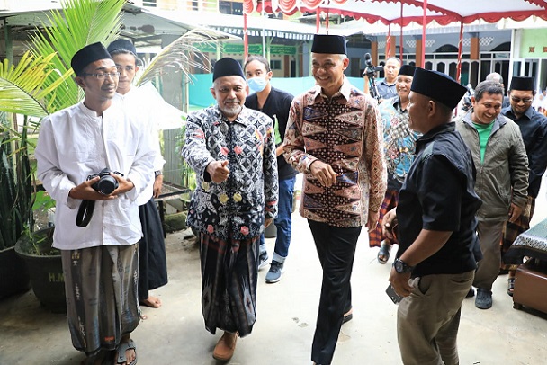 Gubernur Jawa Tengah, Ganjar Pranowo, mengunjungi Pondok Pesantren Salaf Baitul Muqoddas, Kranji, Kedungwuni, Kabupaten Pekalongan, Minggu (14/1/2023)