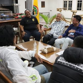 Gubernur Jateng Ganjar Pranowo menerima kunjungan suporter Persib Bandung Viking, dan suporter PSIS Panser Biru di rumah dinas gubernur, Senin (30/1) malam. Gubernur dan para suporter terlibat perbincangan santai penuh canda