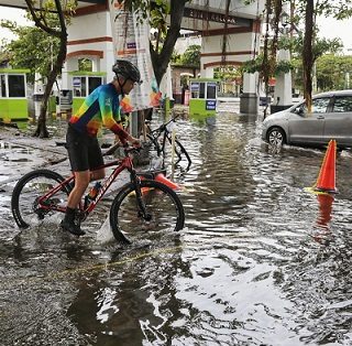 Gubernur Jawa Tengah Ganjar Pranowo bersepeda pagi di awal tahun sambil menyusuri beberapa tempat yang sempat tergenang banjir, Minggu (1/1/23)