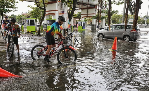 Gubernur Jawa Tengah Ganjar Pranowo bersepeda pagi di awal tahun sambil menyusuri beberapa tempat yang sempat tergenang banjir, Minggu (1/1/23)