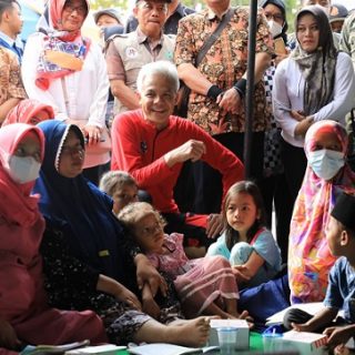 Gubernur Jateng, Ganjar Pranowo, mengunjungi Desa Prampelan, Kecamatan Sayung, Kabupaten Demak dan berkumpul dengan ibu-ibu hamil, menyusui, dan remaja dalam acara Dapur Sehat Atasi Stunting (Dashat), Senin (23/1/2023)