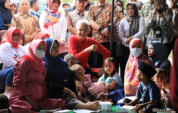 Gubernur Jateng, Ganjar Pranowo, mengunjungi Desa Prampelan, Kecamatan Sayung, Kabupaten Demak dan berkumpul dengan ibu-ibu hamil, menyusui, dan remaja dalam acara Dapur Sehat Atasi Stunting (Dashat), Senin (23/1/2023)