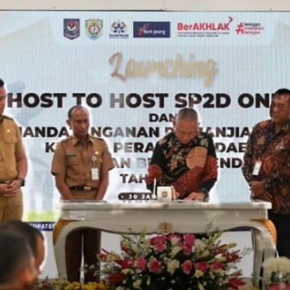 Penandatangan kerja sama Host to Host antara Bupati Kendal, Dico M Ganinduto dan Direktur Bisnis Kelembagaan, Treasuri dan Unit Usaha Syariah Bank Jateng, Ony Suharsono, di Pendopo Tumenggung Bahurekso Kendal, Senin (30/1/2023)