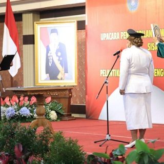 Gubernur Jateng Ganjar Pranowo melantik Hevearita G. Rahayu sebagai Wali Kota Semarang, sisa masa jabatan 2021-2026, di Gedung Gradhika Bhakti Praja, Senin (30/1/2023). Kini PDIP Jateng punya 7 kader perempuan yang menjadi kepala daerah