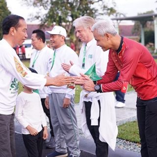Gubernur Jateng Ganjar Pranowo menyambut kedatangan Presiden Jokowi dan ibu negara untuk mengikuti Jalan Sehat Menuju Satu Abad Nahdlatul Ulama (NU) di Surakarta, Minggu (22/1/2023)
