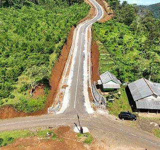Kondisi ruas jalan provinsi di Desa Pasir Panjang, Kecamatan Salem, Brebes, kini sudah selesai diperbaiki setelah rusak akibat tanah longsor pada 2018 lalu