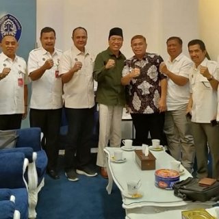 Rektor Undip Prof Yos Johan Utama foto bersama dengan Ketua Umum KONI Jateng Bona Ventura Sulistiana Ventura dan pengurus KONI Jateng seusai acara audiensi di Rektorat Undip.