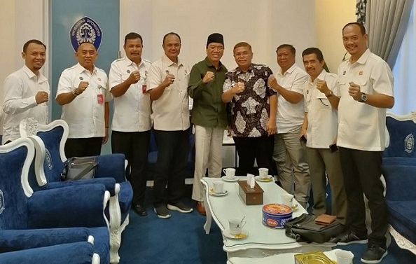 Rektor Undip Prof Yos Johan Utama foto bersama dengan Ketua Umum KONI Jateng Bona Ventura Sulistiana Ventura dan pengurus KONI Jateng seusai acara audiensi di Rektorat Undip.