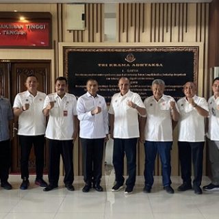 Kajati Jateng I Made Suarnawan (lengang panjang) foto bersama dengan Plt Ketua Umum KONI Jateng Bambang Rahardjo Munadjat dan pengurus KONI Jateng seusai acara silaturahmi.