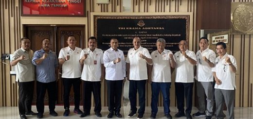 Kajati Jateng I Made Suarnawan (lengang panjang) foto bersama dengan Plt Ketua Umum KONI Jateng Bambang Rahardjo Munadjat dan pengurus KONI Jateng seusai acara silaturahmi.