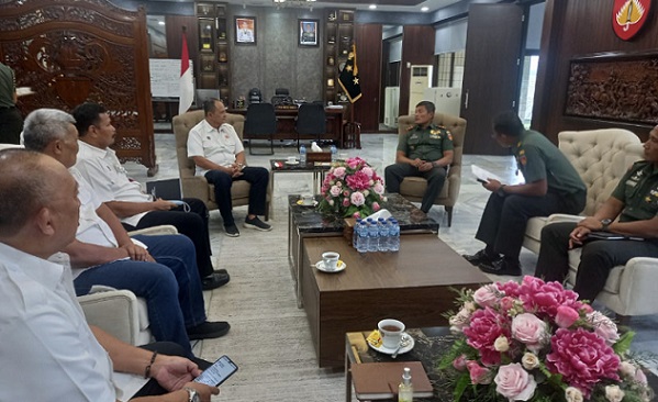 Plt Ketua Umum KONI Jateng Bambang Rahardjo Munadjat saat audiensi dengan Pangdam IV Diponegoro Mayjen TNI Widi Prasetijono