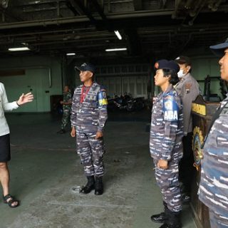 Gubernur Jateng Ganjar Pranowo menemui kapal perang KRI-590 milik Angkatan Laut yang siap membawa pasokan BBM dan bantuan logistik lainnya ke Pulau Karimunjawa, Rabu (4/1/2023)