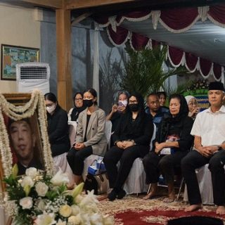 Gubernur Jawa Tengah Ganjar Pranowo datang dan melayat Dubes RI untuk Italia, Muhammad Prakosa di Dusun Gersik, Kelurahan Sumbermulyo, Kapanewon Bambanglipuro, Kabupaten Bantul, Senin (23/1/2023) malam