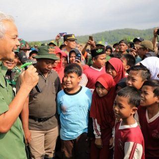 Gubernur Jateng, Ganjar Pranowo, berdialog bersama warga dan Kepala Desa Nyemoh, Kecamatan Bringin, Kabupaten Semarang, usai kegiatan penanaman 1.500 bibit pohon di lahan kritis daerah aliran sungai Tuntang, Sabtu (28/1/2023)