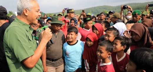 Gubernur Jateng, Ganjar Pranowo, berdialog bersama warga dan Kepala Desa Nyemoh, Kecamatan Bringin, Kabupaten Semarang, usai kegiatan penanaman 1.500 bibit pohon di lahan kritis daerah aliran sungai Tuntang, Sabtu (28/1/2023)