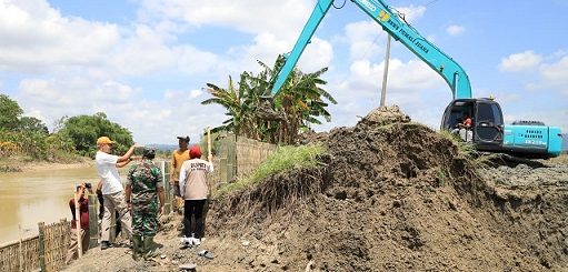 Gubernur Jateng Ganjar Pranowo didampingi Bupati Grobogan Sri Sumarni, meninjau perbaikan tanggul jebol di Sungai Lusi, Desa Karangsari, Kecamatan Brati, Kabupaten Grobogan, Jumat (13/1/2023)