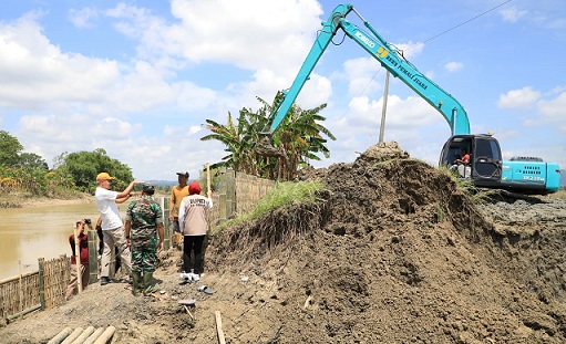 Gubernur Jateng Ganjar Pranowo didampingi Bupati Grobogan Sri Sumarni, meninjau perbaikan tanggul jebol di Sungai Lusi, Desa Karangsari, Kecamatan Brati, Kabupaten Grobogan, Jumat (13/1/2023)