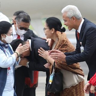 Gubernur Jawa Tengah, Ganjar Pranowo dan istri serta beberapa kepala daerah di Jateng menyambut kedatangan Presiden Ke-5 sekaligus Ketua Umum PDIP, Megawati Soekarnoputri di Lanumad Ahmad Yani, Senin (30/1). Kehadiran Megawati dalam rangka menghadiri pelantikan Wali Kota Semarang, Hevearita Gunaryanti Rahayu