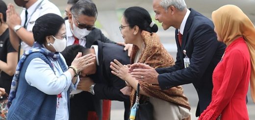 Gubernur Jawa Tengah, Ganjar Pranowo dan istri serta beberapa kepala daerah di Jateng menyambut kedatangan Presiden Ke-5 sekaligus Ketua Umum PDIP, Megawati Soekarnoputri di Lanumad Ahmad Yani, Senin (30/1). Kehadiran Megawati dalam rangka menghadiri pelantikan Wali Kota Semarang, Hevearita Gunaryanti Rahayu