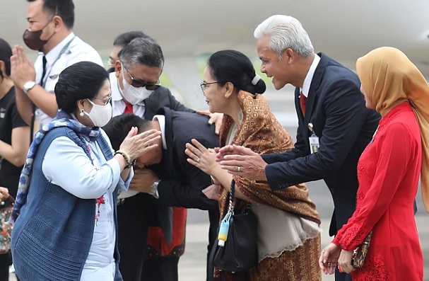 Gubernur Jawa Tengah, Ganjar Pranowo dan istri serta beberapa kepala daerah di Jateng menyambut kedatangan Presiden Ke-5 sekaligus Ketua Umum PDIP, Megawati Soekarnoputri di Lanumad Ahmad Yani, Senin (30/1). Kehadiran Megawati dalam rangka menghadiri pelantikan Wali Kota Semarang, Hevearita Gunaryanti Rahayu