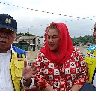 Mentri PUPR bersama Plt Walikota Semarang Hevearita G Rahayu dalam peninjauan Rumah Pompa Sungai Tenggang.