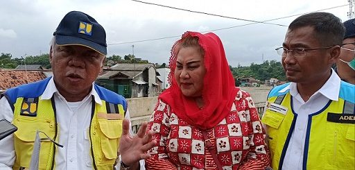Mentri PUPR bersama Plt Walikota Semarang Hevearita G Rahayu dalam peninjauan Rumah Pompa Sungai Tenggang.