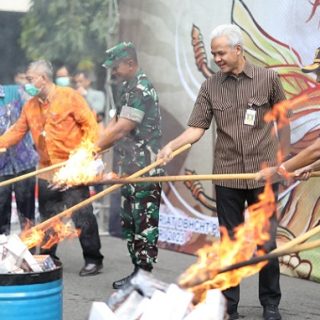 Sebanyak 9,7 juta batang rokok ilegal dimusnahkan di halaman Kantor Gubernur Jateng, Selasa (31/1/2023)