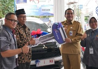 Bupati Arief Rohman serahkan kunci mobil raksasa simbol hadiah utama Undian Tabungan Bima Bank Jateng Cabang Blora