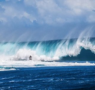 Tingginya ombak laut di kawasan Pantura dan Pansela sangat membahayakan keselamatan nelayan, sehingga untuk sementara dilarang melaut