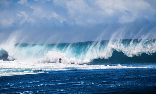 Tingginya ombak laut di kawasan Pantura dan Pansela sangat membahayakan keselamatan nelayan, sehingga untuk sementara dilarang melaut