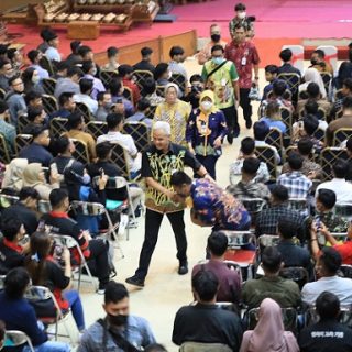 Gubernur Jawa Tengah Ganjar Pranowo hadir untuk memberi motivasi pada ribuan calon pekerja migran Indonesia di Korea Selatan. Para calon PMI tersebut mengikuti Verifikasi Dokumen Pendaftaran Ujian EPS-Topik bagi Calon Pekerja Migran Indonesia, Program G To G Korea Selatan, di Universitas Negeri Semarang (Unnes), Jumat (27/1/2023)