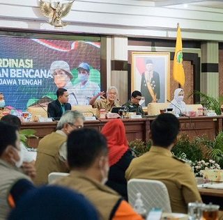 Gubernur Jateng Ganjar Pranowo memimpin Rapat Koordinasi Kebencanaan tingkat Provinsi Jawa Tengah di Gedung Gradhika Bhakti Praja, Senin (2/1/2023). Rapat diikuti para kepala daerah, baik secara luring maupun daring