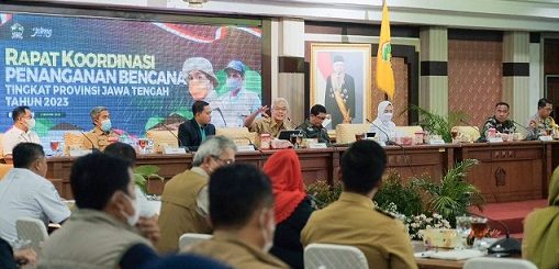Gubernur Jateng Ganjar Pranowo memimpin Rapat Koordinasi Kebencanaan tingkat Provinsi Jawa Tengah di Gedung Gradhika Bhakti Praja, Senin (2/1/2023). Rapat diikuti para kepala daerah, baik secara luring maupun daring