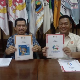 Ketua panitia lomba desain logo dan maskot Porprov 2023 Darjo Soyat bersama seksi dokumentasi Muhammad Fatchurahman Bagus S menunjukkan karya juara saat pengumuman pemenang di Kantor KONI Jateng, kemarin.