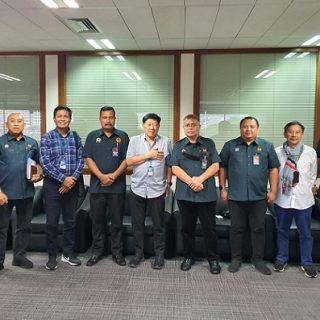 Ketua Umum KONI Jateng Bona Ventura Sulistiana, Ketua Pengprov PBSI Jateng Basri Yusuf dan Ketua PB Djarum Yoppy Rosimin serta pengurus KONI Jateng foto bersama seusai audiensi di Kantor RSO Djarum Semarang.