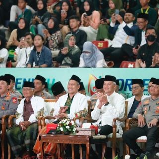 Penutupan Porseni NU yang dilakukan Gubernur Jateng Ganjar Pranowo, berlangsung meriah di GOR Sritex Arena Kota Surakarta, Sabtu (21/1/2023). Ikut hadir Kapolri Jendral Listyo Sigit Prabowo, Wakil Gubernur Jateng Taj Yasin Maimoen, Wali Kota Surakarta Gibran Rakabuming Raka, serta Wakil Rais Aam PBNU KH Anwar Iskandar