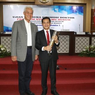 Direktur SDM PT Sucofindo, Johanes Nanang Marjianto, bersama Gubernur Jawa Tengah, Ganjar Pranowo, usai Ujian Terbuka Promosi Doktor Program Ilmu Hukum di Universitas Negeri Sebelas Maret (UNS) Solo, Kamis (26/1/2023)