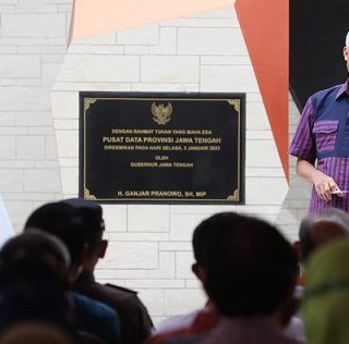 Provinsi Jawa Tengah kini memiliki Pusat Data Center yang diresmikan Gubernur Jawa Tengah, Ganjar Pranowo, di Semarang, Selasa (3/1/2023). Ini Pusat Data Center provinsi yang pertama di Indonesia yang masuk daftar di Badan Siber dan Sandi Negara (BSSN)