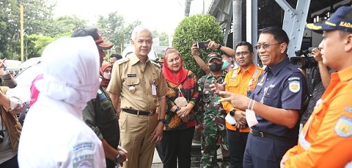 Plt Wali Kota Semarang, Hevearita Gunaryanti Rahayu, didampingi Gubernur Jateng dan Kepala BNPB meninjau dapur umum di kantor Kecamatan Semarang Utara. 