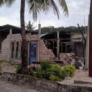 Satu unit rumah di Maluku hancur setelah diguncang gempa berkekuatan 7,5 Magnitudo, Selasa tadi pagi (10/1/2023).