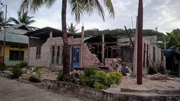 Satu unit rumah di Maluku hancur setelah diguncang gempa berkekuatan 7,5 Magnitudo, Selasa tadi pagi (10/1/2023).
