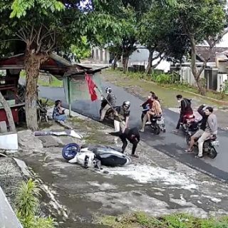 Rekaman CCTV aksi penyerangan gerombolan remaja yang serang pria di Jalan Candisari Raya RT 3 RW 5, Kelurahan Jomblang, Kecamatan Candisari Kota Semarang pada Minggu (15/1/2023) pagi. 