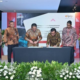 Direktur Utama SIG, Donny Arsal (ketiga kanan) dan Direktur Utama LPDP, Andin Hadiyanto (ketiga kiri) menandatangani Nota Kesepahaman kerja sama pendanaan riset untuk mendukung aktivitas penelitian dan pengembangan sparepart pabrik milik SIG, di Jakarta, Jumat (6/1).