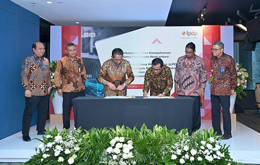 Direktur Utama SIG, Donny Arsal (ketiga kanan) dan Direktur Utama LPDP, Andin Hadiyanto (ketiga kiri) menandatangani Nota Kesepahaman kerja sama pendanaan riset untuk mendukung aktivitas penelitian dan pengembangan sparepart pabrik milik SIG, di Jakarta, Jumat (6/1).