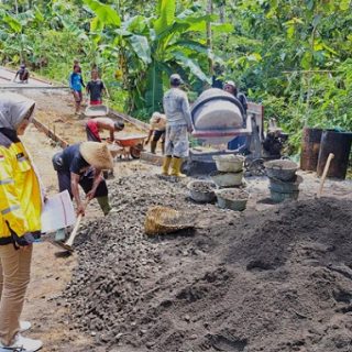 Pembangunan rabat beton jalan di Desa Penyarang, Kecamatan Sidareja, Kabupaten Cilacap, Jawa Tengah.