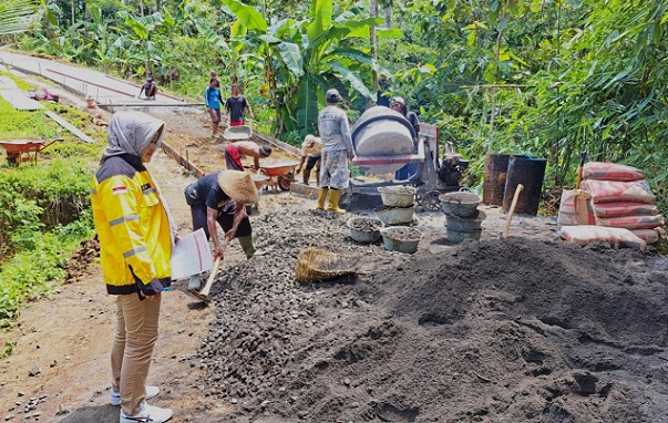 Pembangunan rabat beton jalan di Desa Penyarang, Kecamatan Sidareja, Kabupaten Cilacap, Jawa Tengah.
