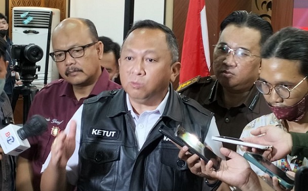 Kapuspenkum Kejagung Dr Ketut Sumedana memberikan keterangan kepada wartawan soal tuntutan 12 tahun kepada terdakwa Bharade yang menyadang status justice collaborator pada perkara pembunuhan Brigadir J.